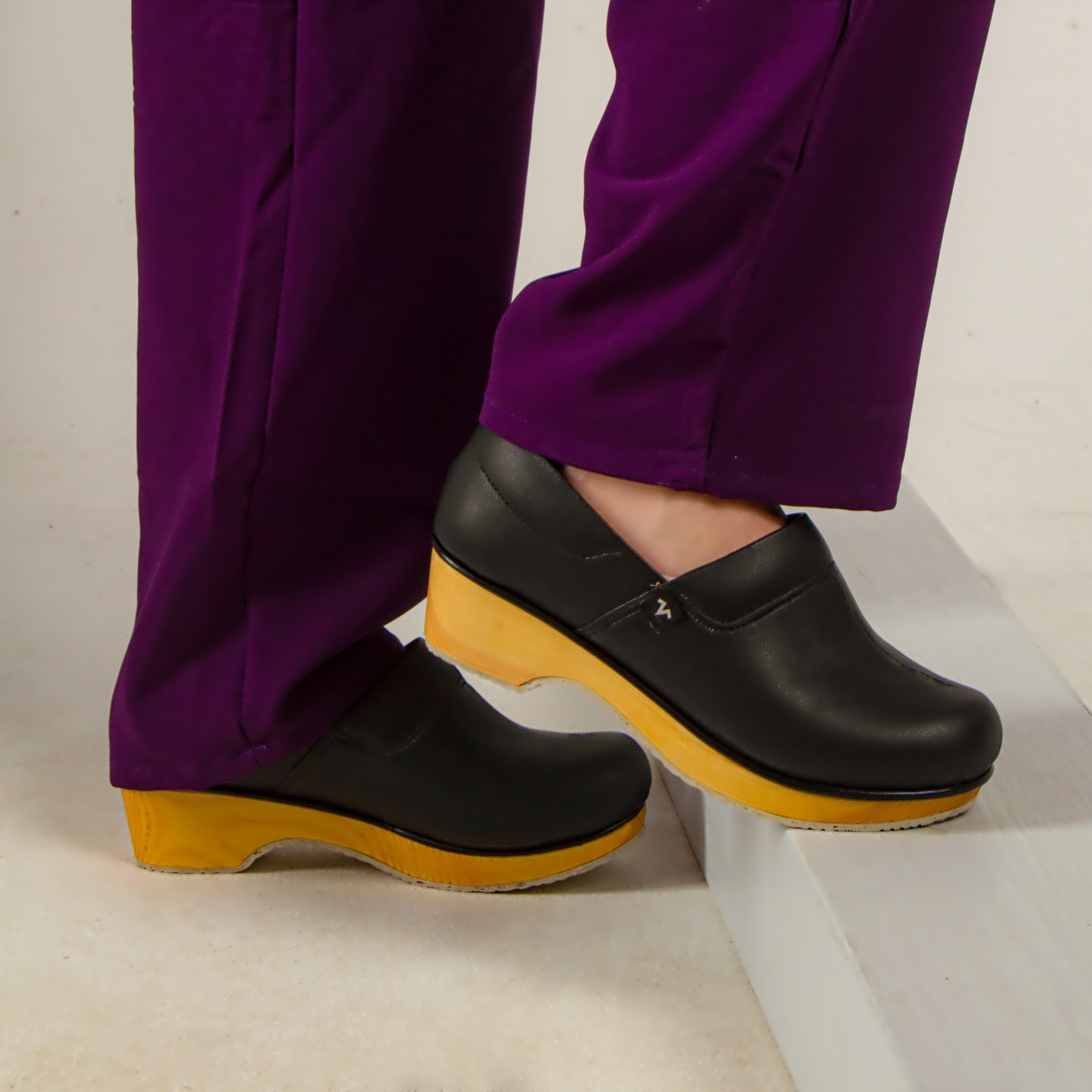 FEMALE SURGICAL CLOGS